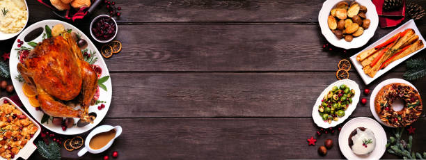 классический рождественский ужин с индейкой. вид сверху двойной границы на темном фоне баннера древесины. - parsnip vegetable winter food стоковые фото и изображения