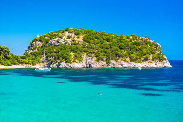 spiaggia incredibile stafilos, skopelos, grecia. - ketch foto e immagini stock