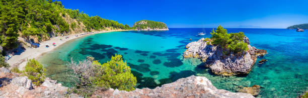 plage étonnante stafilos, skopelos, grèce. - ketch photos et images de collection