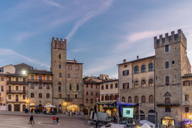 edificio vecchio nella piazza principale della città di arezzo durante il periodo natalizio - arezzo foto e immagini stock