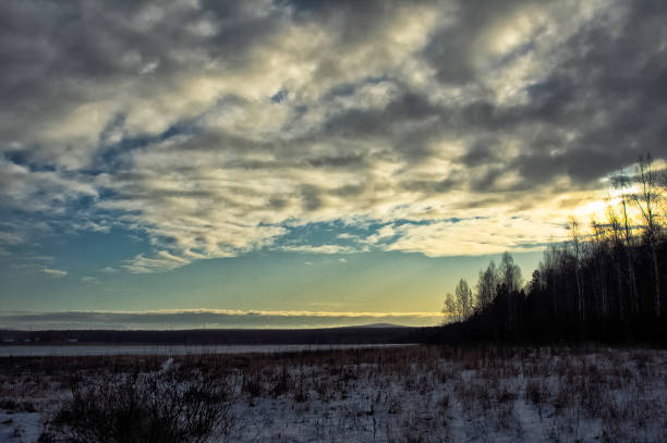 winter auf grasfeld. russische landschaften im winter. - belgorod stock-fotos und bilder