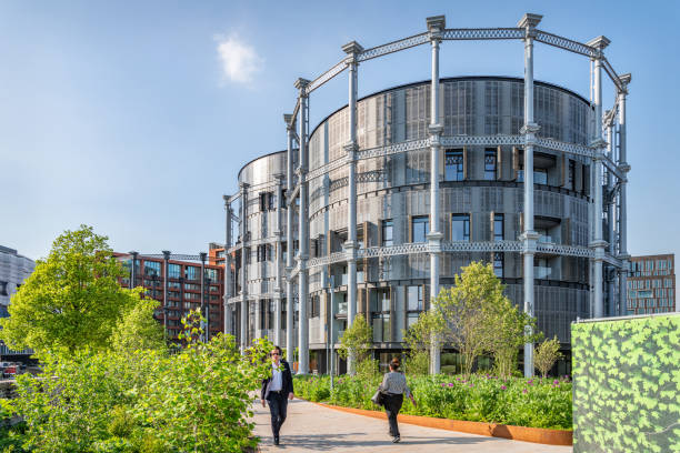 ガスホルダーズ ア�パートメント ビルディング セント パンクラス ロンドン - gasholders ストックフォトと画像