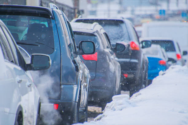 冬の交通渋滞の中で車 - urban scene highway pollution nobody ストックフォトと画像