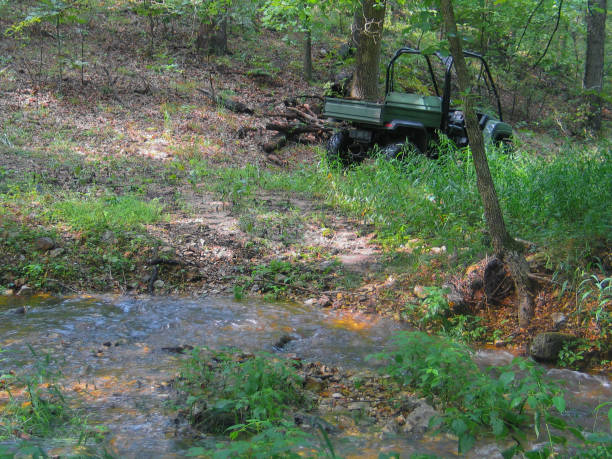 todo terreno vehículo estacionado en bosques por arroyo - off road vehicle quadbike 4x4 stationary fotografías e imágenes de stock