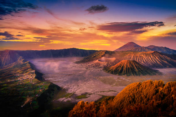 mount bromo vulkan (gunung bromo) bei sonnenaufgang mit buntem himmelshintergrund im bromo tengger semeru nationalpark, ost-java, indonesien. - bromo crater stock-fotos und bilder