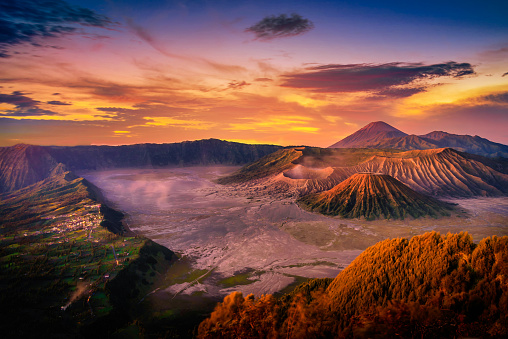 Volcán Bromo (Gunung Bromo) al amanecer con colorido fondo en el cielo en el Parque Nacional Bromo Tengger Semeru, Java Oriental, Indonesia. photo