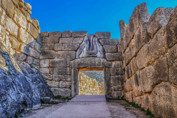 яркий греческий солнечный свет сияет каменной стеной древних микен на пути к знаменитым львиным воротам в горную крепость, где возникли ар� - susan стоковые фото и изображения