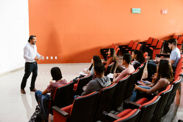 lección socialmente distanciada en la sala de conferencias universitaria - lecture hall university student seminar fotografías e imágenes de stock