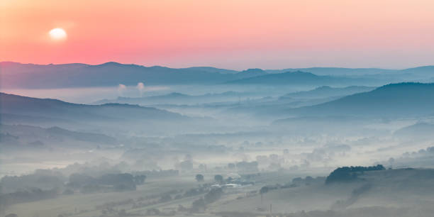 toscana scena del paesaggio nebbioso - tuscany italy sunrise rural scene foto e immagini stock