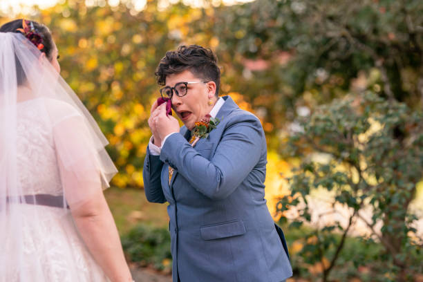 première surprise de regard le jour du mariage - smoking issues photos et images de collection