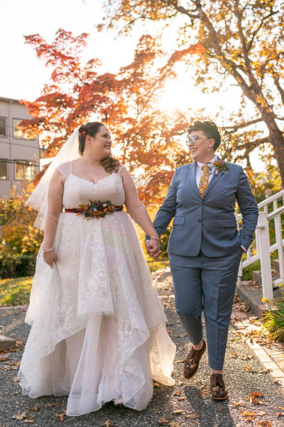 casal feliz andando ao ar livre após cerimônia de casamento - smoking issues - fotografias e filmes do acervo