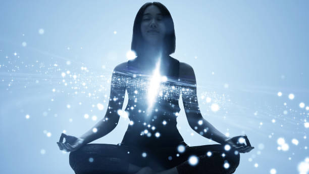 концепция медитации осознанности. медитирующая молодая женщина. йога. концентрации. - zen like nature breathing exercise sitting стоковые фото и изображения
