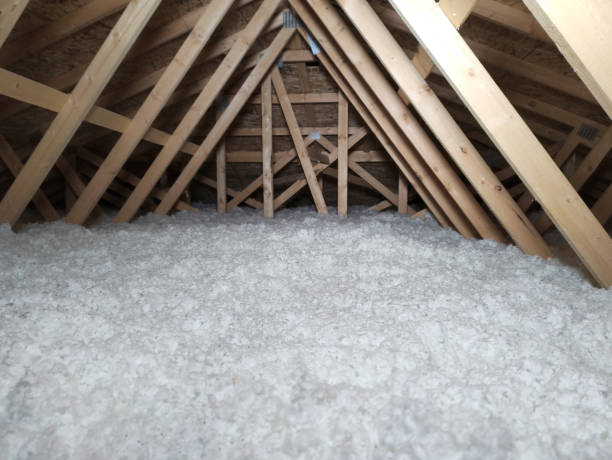 dachboden-isolierung - insulation roof attic home improvement stock-fotos und bilder
