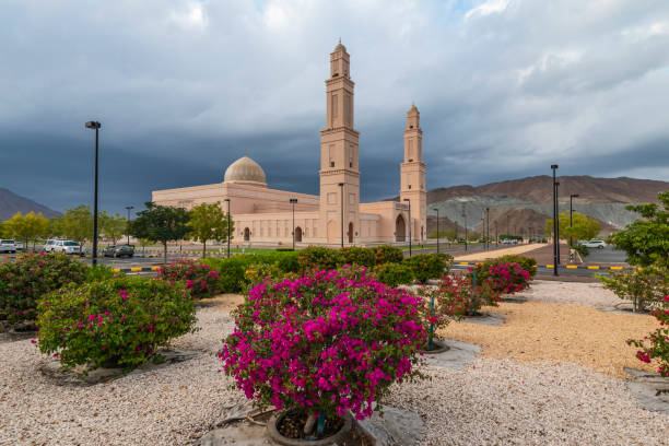 мечеть фанья, бидбид, султана�т оман. - oman greater masqat mosque al khuwair mosque стоковые фото и изображения