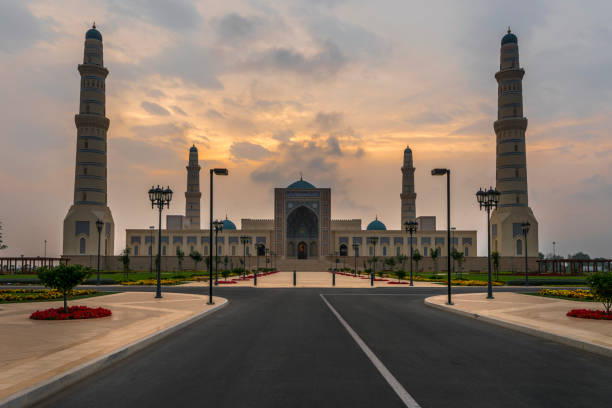 большая мечеть султана кабуа, сохар, султанат оман. - oman greater masqat mosque al khuwair mosque стоковые фото и из�ображения