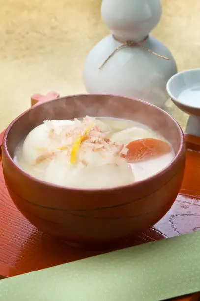 Cook called zouni is a dish you eat in New Year in Japan, cooking rice cake or cooking it and cooking it in soup to eat. This is Kyoto style.