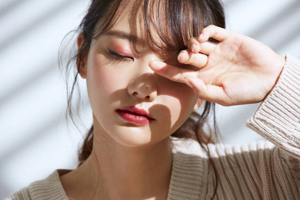 retrato de belleza de la joven asiática en el fondo de la luz y la sombra - korean culture fotos fotografías e imágenes de stock