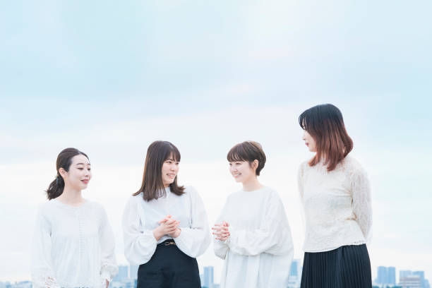笑顔で話す4人の日本人女性 - public land ストックフォトと画像