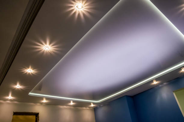 beau plafond extensible avec éclairage led, projecteurs autour du périmètre. - plafond photos et images de collection