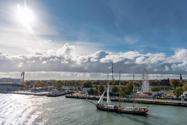 дреймастер входит в порт. - sailboat pier bridge storm стоковые фото и изображения