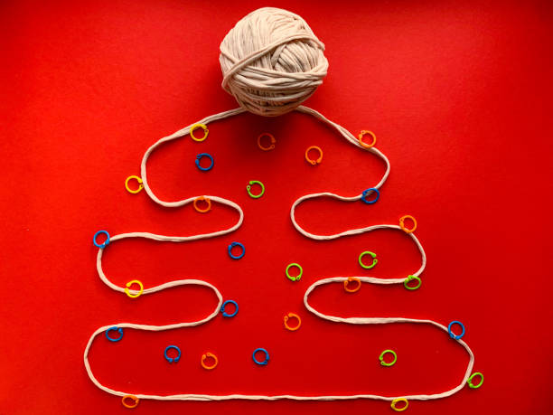 tema del nuovo anno. divertente albero di natale fatto di filato a maglia con pennarelli su sfondo rosso hobby, maglia e ricamo. anno nuovo, buon natale. - 2786 foto e immagini stock