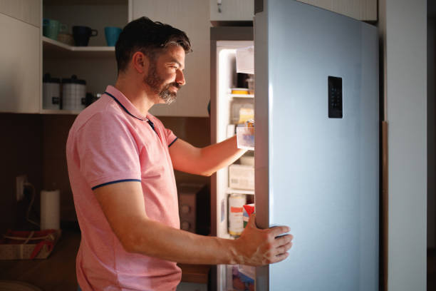 l’homme recherche la nourriture de réfrigérateur - frigo ouvert photos et images de collection