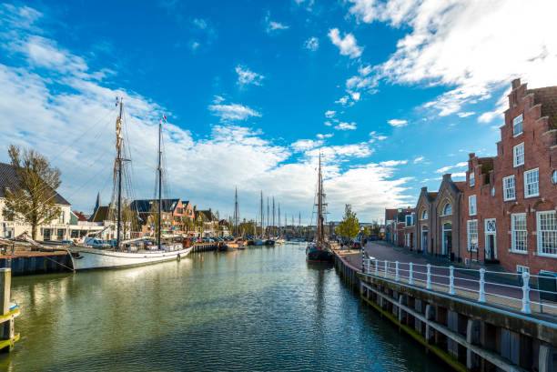 barcos no canal em harlingen, frísia, países baixos - friesland - fotografias e filmes do acervo