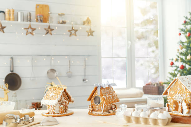 рождественские пряничные домики на столе - dessert spice baking cooking стоковые фото и изображения