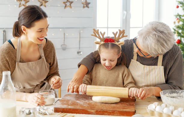クリスマスクッキーを調理する - cookie mother 30s parent ストックフォトと画像