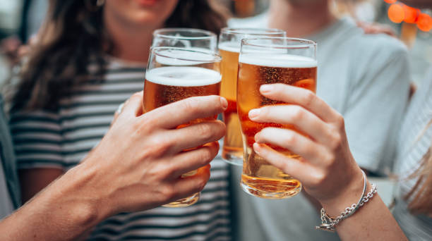 istock beer o'clock with friends 1286305594