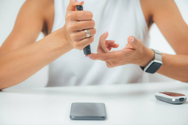 teste de picada de dedo de açúcar no sangue em casa para diabetes - insulin resistance - fotografias e filmes do acervo