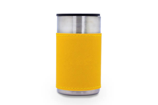 verre de stockage froid, couleur argentée, boîtier de couleur jaune avec couvercle noir sur fond blanc. - casing photos et images de collection