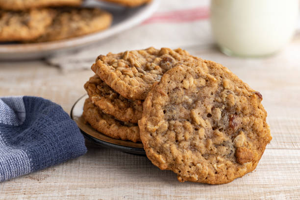 galletas de raisin de avena y vaso de leche - nobody cookie oat close up fotografías e imágenes de stock