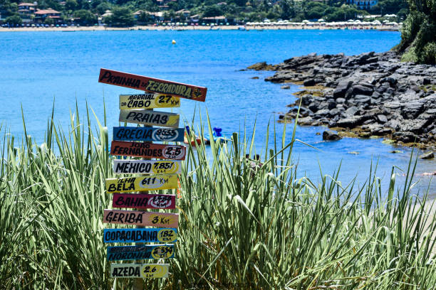 spiaggia a ferro di cavallo - buzios - buzios foto e immagini stock