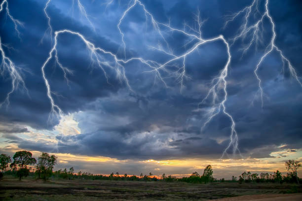 le ciel fait rage avec la pluie et la foudre. le ciel est pendant la saison de la mousson et il pleut. - light rain photos et images de collection