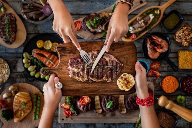 diversi tipi di carne alla griglia sul tavolo del ristorante. - food barbecue barbecue grill beef foto e immagini stock
