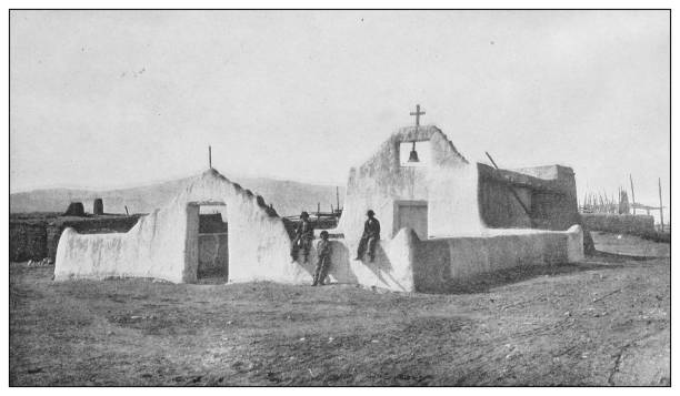 античное черно-белое фото соединенных штатов: старая церковь в пуэбло таоса - anasazi stock illustrations
