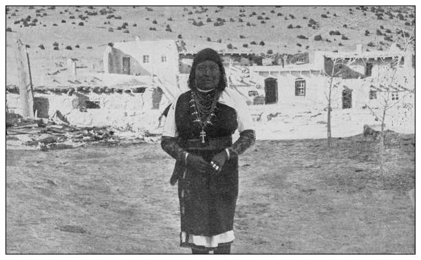античное черно-белое фото соединенных штатов: pueblo женщина - anasazi stock illustrations