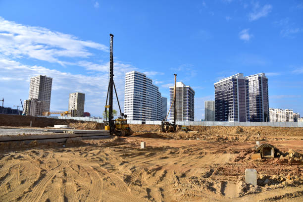 canteiro de obras com máquinas para a construção de fundações profundas. martelo hidráulico vibrante. - mining drill geotechnical borehole - fotografias e filmes do acervo