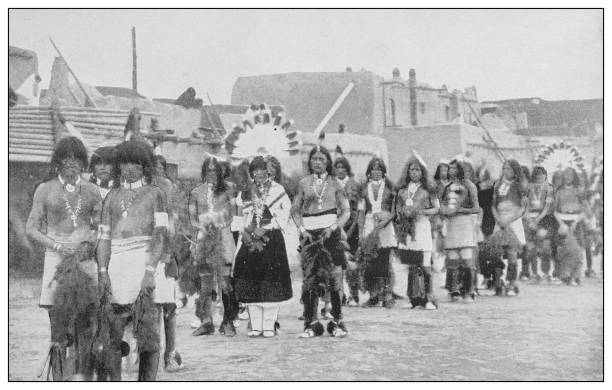 ilustraciones, imágenes clip art, dibujos animados e iconos de stock de foto antigua en blanco y negro de los estados unidos: pueblo pueblo - anasazi