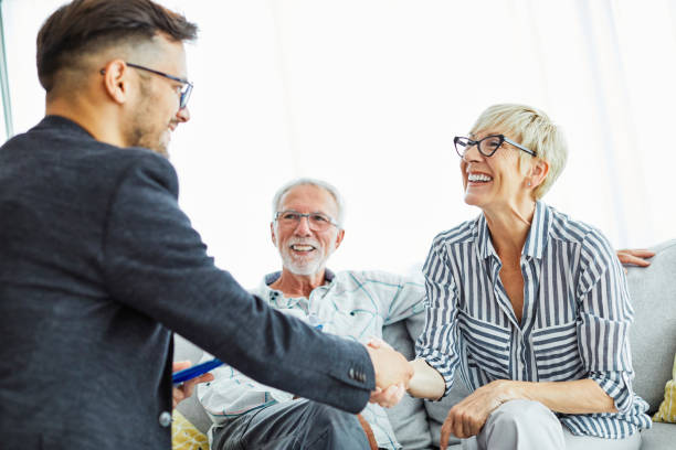 uścisk dłoni starsza para inwestycji biznesu finanse strony agent spotkanie umowy planowania domu - senior adult retirement financial advisor finance zdjęcia i obrazy z banku zdjęć