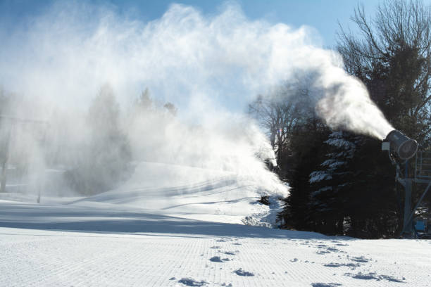 눈을 분출 하는 눈 총 - mountain winter season machine snow making machine 뉴스 사진 이미지