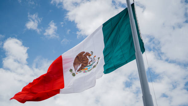 drapeau mexicain agitant dans le vent avec un ciel bleu dans l’arrière-plan - green sky water wave photos et images de collection