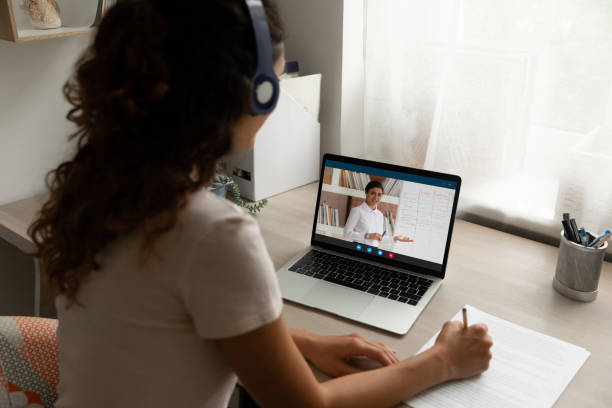 estudante estuda online em laptop em casa - indian girls audio - fotografias e filmes do acervo