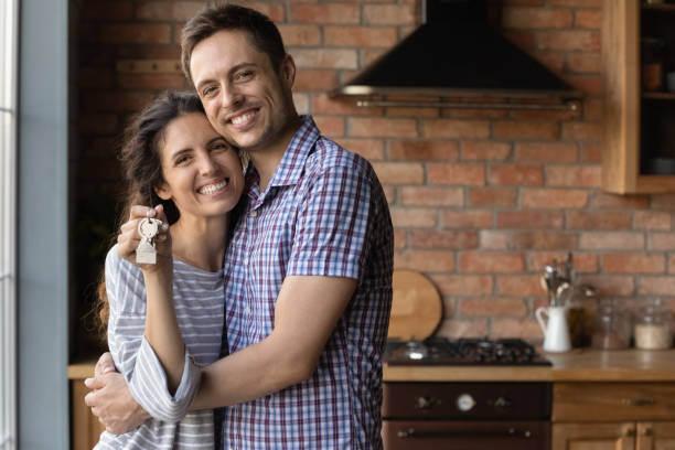 retrato de pareja feliz inquilinos muestran llaves de la casa - common family new togetherness fotografías e imágenes de stock
