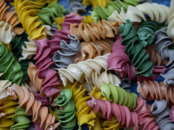 massa fusilli vegetal seca - dry pasta fusilli comfort food - fotografias e filmes do acervo