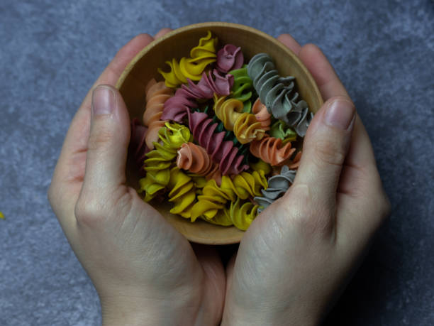 tigela de madeira com massa fusilli vegetal seca - dry pasta fusilli comfort food - fotografias e filmes do acervo