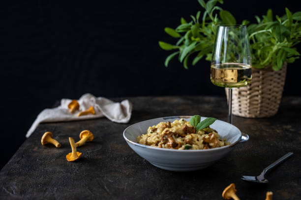 risotto mit pfifferlingen und salbeiblättern. risotto und weißwein - pilze wald deutschland stock-fotos und bilder