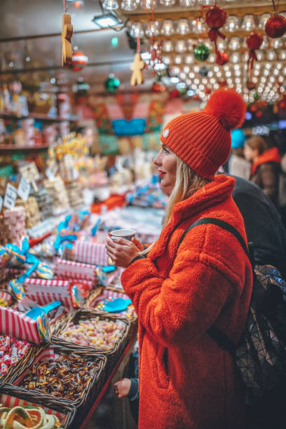 giovane donna che fa shopping al mercatino di natale - london england christmas snow winter foto e immagini stock