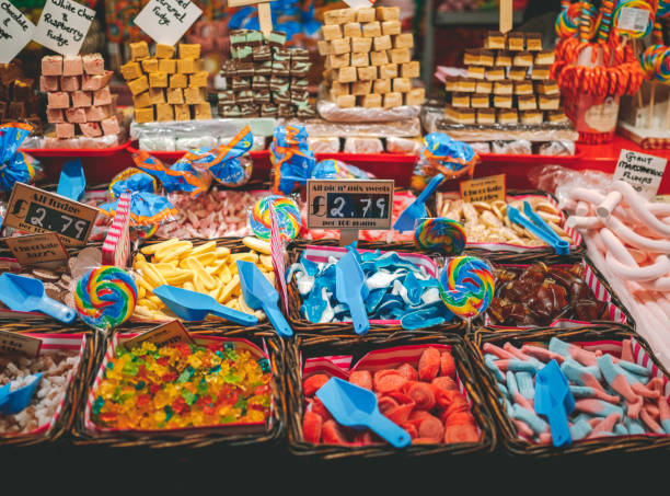 varie caramelle colorate in vendita al mercato - gelatin dessert multi colored vibrant color celebration foto e immagini stock